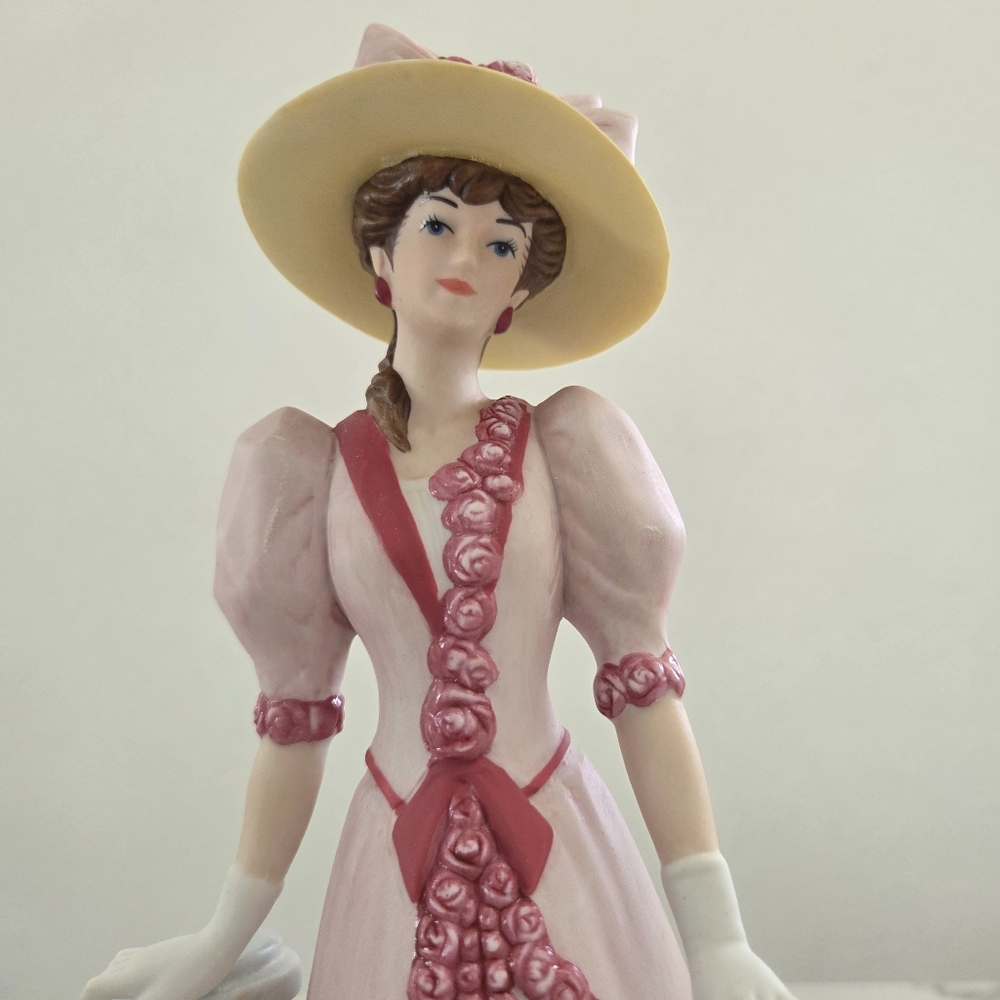 Avon Mrs. Albee 2015 Figurine Collectors Edition - Picture 9 of 16
